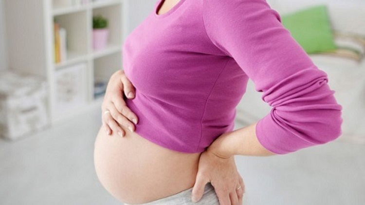 Phụ nữ mang thai bị đau lưng dưới gần mông